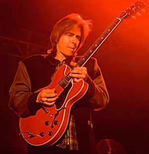 Eric Johnson, formerly of puffy shirts and brocaded jackets, tearing up with his Gibson ES 335.